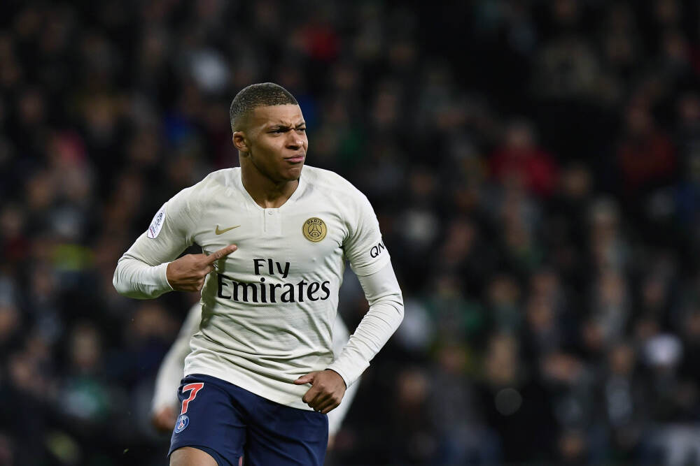 早盘：美股走势分化 道指下跌390点